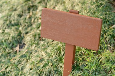 Çim arka plan karşı ahşap tabela