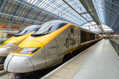 LONDON - MARCH 5: Eurostar train at St Pancras station on March 5, 2012 in London. Traffic between London and Paris was disrupted by wiring problems in France.