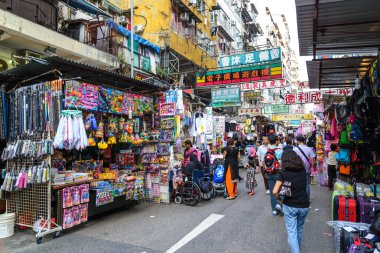 Hong Kong, Ağustos 28: hawkers Sham shui Po kaldırım yolunda ayakkabı satışı, Ağustos'ta 28 2013. Hükümet şimdi şehrin görüntü için imtiyaz standı için herhangi bir yeni sertifika sağlamak durdurmak