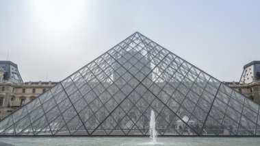 Paris - 20 Ağustos : 20 Ağustos 2013 tarihinde yaz aylarında Louvre müzesi. Louvre Müzesi her yıl 8 milyondan fazla ziyaretçi ile dünyanın en büyük müzelerinden biridir.