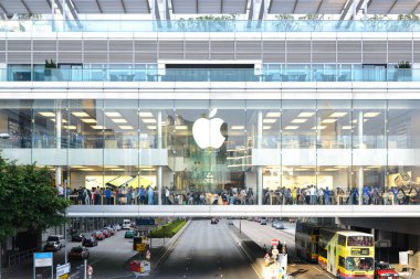 Hong Kong - 11 Haziran: içinde apple store logosu 11 Haziran 2013 tarihinde Hong Kong'da müşteriler. İlk Apple Store Hong Kong, ABD dışındaki 100 yurtdışı mağaza olmak 24 Eylül 2011 tarihinde açıldı