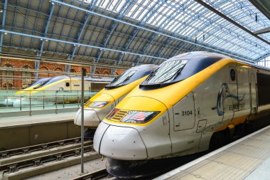 Londra, İngiltere - 18 Ocak: Eurostar treni 18 Ocak 2013 tarihinde. Eurostar tren lokomotifi Londra'daki St. Pancras istasyonunda, İngiltere.
