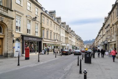 Bath, İngiltere - Mart 19: Turistler ve yerliler Mart'ta tarihi Bath Abbey ve Roma Hamamları avluda güneşli bir günün tadını çıkarın 19, 2013 Bath, İngiltere. Bath yılda 4,5 milyon ziyaretçi alıyor.