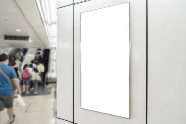 İki büyük dikey / dikey yönde boş panoda toplu taşıma istasyonu