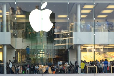 Hong Kong - 11 Haziran: içinde apple store logosu 11 Haziran 2013 tarihinde Hong Kong'da müşteriler. İlk Apple Store Hong Kong, ABD dışındaki 100 yurtdışı mağaza olmak 24 Eylül 2011 tarihinde açıldı