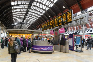 Londra - 19 Mayıs: Mayıs'ta Paddington tren istasyonunun iç 19, 2013 Londra'da, İngiltere. Paddington Londra'nın en büyük tren istasyonlarından biridir..