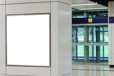 Asansör arka plan ile modern beyaz duvarda bir büyük kare boş billboard