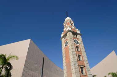 Hong Kong Kültür Merkezi mimari yapısı üzerinde mavi gökyüzü