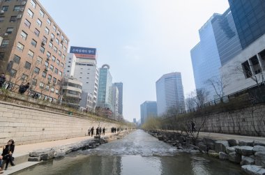 Seoul, Kore - 10 Haziran: Tanımlanamayan turist ziyaret Çeşmede Cheonggyecheon akışta 10 Haziran 2013, Seul, Kore