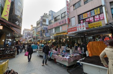 Seul - 23 Nisan: Nam Dae Mun Pazar, kalabalık mevcut 23 Nisan 2013, Seoul, Güney Kore sokak görünümü. Bu, Güney Kore'de 1414 ve en büyük geleneksel Pazar tarihleri geri geldi.