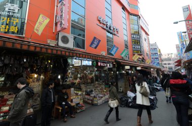 Seul - 23 Nisan: Nam Dae Mun Pazar, kalabalık mevcut 23 Nisan 2013, Seoul, Güney Kore sokak görünümü. Bu, Güney Kore'de 1414 ve en büyük geleneksel Pazar tarihleri geri geldi.