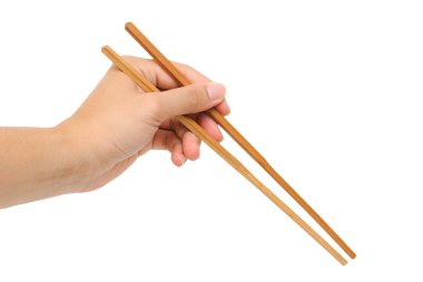 Beyaz arka plana karşı bambu çubukları kullanan kişinin sol eli