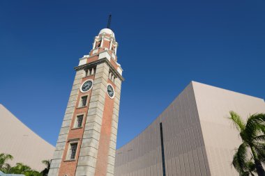 Hong Kong Kültür Merkezi mimari yapısı üzerinde mavi gökyüzü