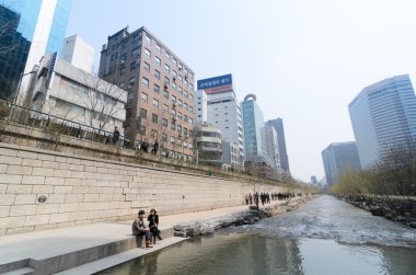 Seoul, Kore - 10 Haziran: Tanımlanamayan turist ziyaret Çeşmede Cheonggyecheon akışta 10 Haziran 2013, Seul, Kore