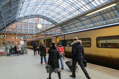 Londra - 4 Ağustos. Avrupa'ya Eurostar hizmetleri için yeniden geliştirilmiş terminus olan St Pancras Uluslararası tren istasyonu ve otelinin restore edilmiş 1868 güney-doğu cephesi; Ağustos 4, 2013, Londra, İngiltere.