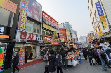 Seul - 23 Nisan: Nam Dae Mun Pazar, kalabalık mevcut 23 Nisan 2013, Seoul, Güney Kore sokak görünümü. Bu, Güney Kore'de 1414 ve en büyük geleneksel Pazar tarihleri geri geldi.