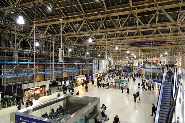 London - 28. Mai: die Wochentage in Waterloo Station, auch bekannt als London Waterloo, zentraler Londoner Bahnhof und Londons U-Bahn-Komplex, 28. Mai 2013. — Stockfoto