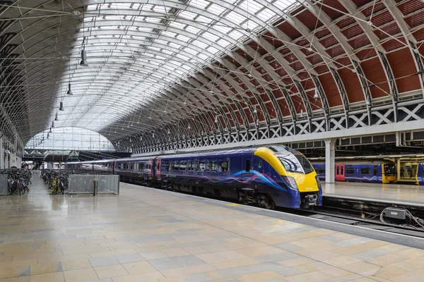 LONDRES - 18 de maio: Um trem chega à estação de Paddington em 18 de maio de 2013, em Londres, Reino Unido. A estação de Paddington é uma das mais movimentadas da Europa, com mais de 100 trens por hora durante os horários de pico . — Fotografia de Stock