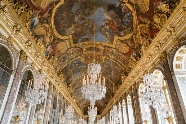 VERSAILLES, FRANCIA - 19 de junio de 2013: Interior del Chateau de Versailles (Palacio de Versalles) cerca de París el 19 de junio de 2013, Francia. Palacio de Versalles está en la lista del Patrimonio Mundial de la UNESCO desde 1979 . —  Fotos de Stock
