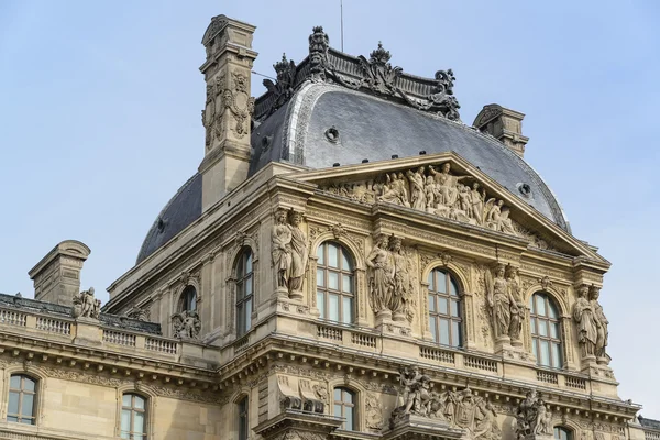 Paris-aug 20: närbild på Louvren på sommaren den 20 augusti 2013. Louvre Museum är ett av världens största museer med mer än 8 000 000 besökare varje år. — Stockfoto