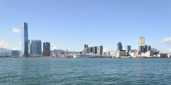 Hong kong - 4. Juli: Blick auf moderne Wolkenkratzer in der Innenstadt von hong kong, China am 4. Juli 2013. hong kong ist ein internationales Finanzzentrum mit 112 Gebäuden, die höher als 180 Meter sind. — Stockfoto