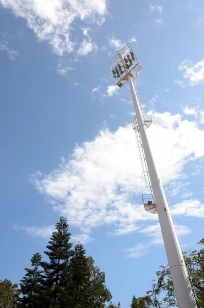 Palo Illuminazione Stadio Cielo Blu Con Nuvola — Foto Stock