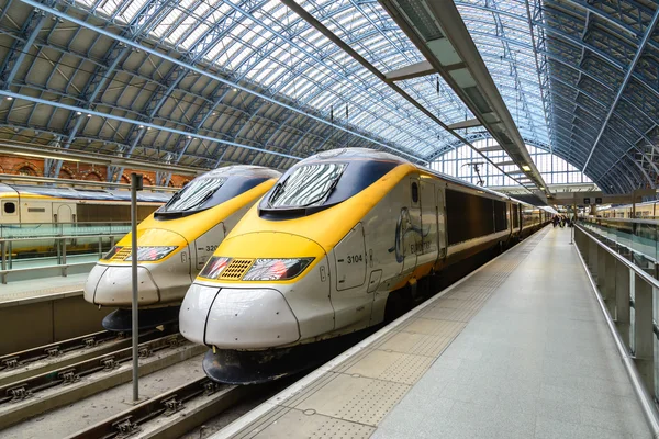 LONDON - MARCH 5: Eurostar train at St Pancras station on March 5, 2012 in London. Traffic between London and Paris was disrupted by wiring problems in France. — Stock Photo, Image