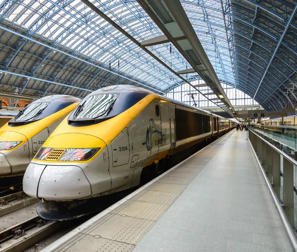 LONDRES, Reino Unido - JANEIRO 18: Eurostar train on JANEIRO 18, 2013. Eurostar locomotiva de trem na estação de St. Pancras em Londres, Reino Unido . — Fotografia de Stock