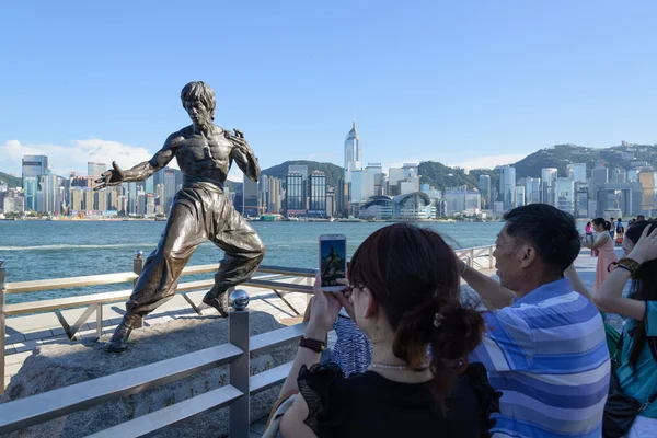 HONG KONG, CINA - 19 SETTEMBRE: statua di Bruce Lee all'Avenue of Stars il 19 settembre 2013, Hong Kong, Cina . — Foto Stock