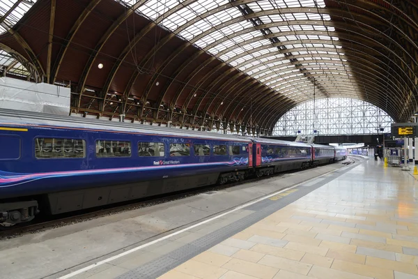 LONDRES - OCT 8: Um comboio chega à estação de Paddington em 8 de outubro de 2012, em Londres, Reino Unido. A estação de Paddington é uma das mais movimentadas da Europa, com mais de 100 trens por hora durante os horários de pico . — Fotografia de Stock