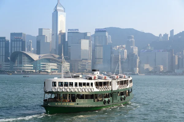 Hong Kong-september 20: Ferry "Solar Star" lämnar Kowloon Pier den 20 september, 2013 i Hongkong, Kina. Hong Kong Ferry är i drift i Victoria Harbor för mer än 120 år. — Stockfoto