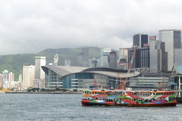 HONG KONG - 4 DE JULIO: Vista de rascacielos modernos en el centro de Hong Kong, China, el 4 de julio de 2013. Hong Kong es un centro financiero internacional que tiene 112 edificios que tienen una altura de 180 metros — Foto de Stock