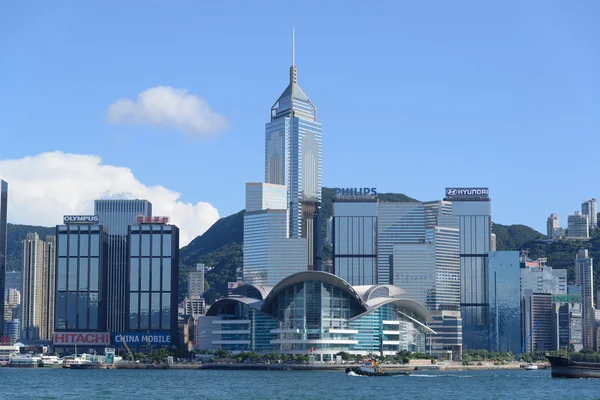 HONG KONG-MARCH 20: Hong Kong Convention and Exhibition Centre (HKCEC, primer plano) en Hong Kong el 20 de marzo de 2013. El edificio original fue construido en terrenos recuperados frente a Gloucester Road en 1988 . — Foto de Stock