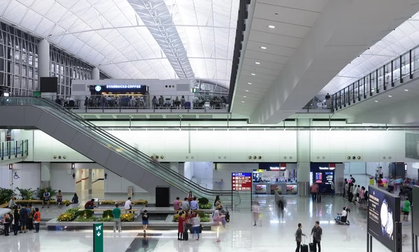 HONG KONG, CHINE - 11 FÉVRIER : Passagers dans le hall principal de l'aéroport le 11 février 2013 à Hong Kong, Chine. L'aéroport de Hong Kong accueille plus de 70 millions de passagers par an . — Photo