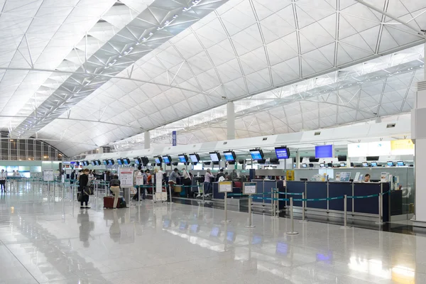 HONG KONG, CHINA - FEBRUARY 11: Passengers in the airport main lobby on February 11, 2013 in Hong Kong, China. The Hong Kong airport handles more than 70 million passengers per year. — Stock Fotó