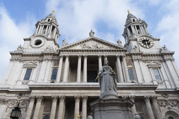 St. Paul Cathedral with garden in London England United Kingdom — Stock Photo, Image