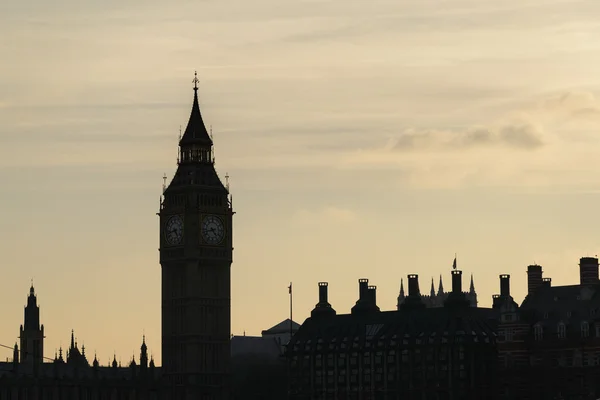 Silhouette of London skyline at sunset – stockfoto