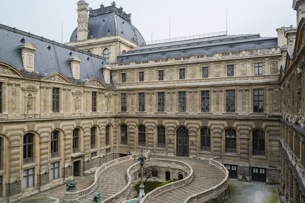 PARIS - 10 DE ABRIL: As pessoas vão ao famoso museu do Louvre em 10 de abril de 2013, em Paris, França. Louvre é o museu mais visitado do mundo, mais 10 milhões em 2012 . — Fotografia de Stock