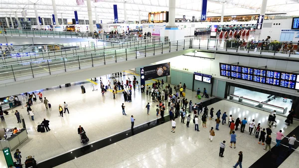 HONG KONG, CHINE - 11 FÉVRIER : Passagers dans le hall principal de l'aéroport le 11 février 2013 à Hong Kong, Chine. L'aéroport de Hong Kong accueille plus de 70 millions de passagers par an . — Photo