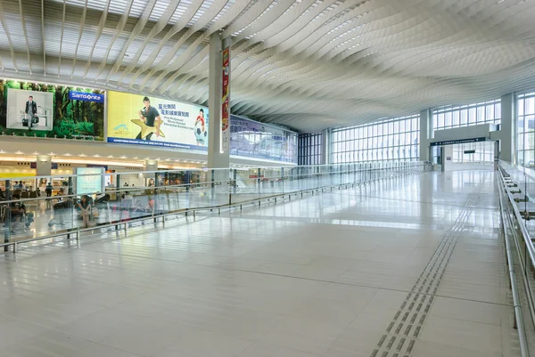 HONG KONG, CHINA - FEBRUARY 11: Passengers in the airport main lobby on February 11, 2013 in Hong Kong, China. The Hong Kong airport handles more than 70 million passengers per year. — 图库照片