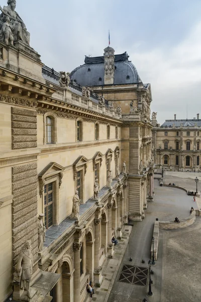 PARIS - 10 DE ABRIL: As pessoas vão ao famoso museu do Louvre em 10 de abril de 2013, em Paris, França. Louvre é o museu mais visitado do mundo, mais 10 milhões em 2012 . — Fotografia de Stock