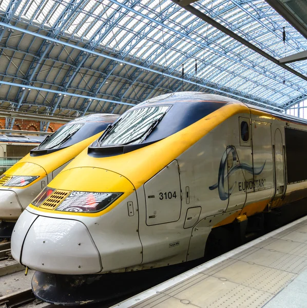 LONDRES, Reino Unido - JANEIRO 18: Eurostar train on JANEIRO 18, 2013. Eurostar locomotiva de trem na estação de St. Pancras em Londres, Reino Unido . — Fotografia de Stock