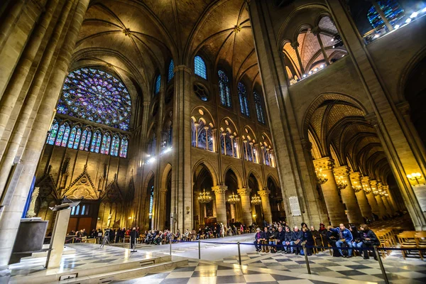 Paříž - 1. července: notre dame de paris katedrála interiér na 1 červenci 2013. Notre dame výstavba zahájena v roce 1163 a byla dokončena v roce 1345. — Stock fotografie
