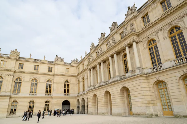 VERSAILLE, FRANÇA - FEVEREIRO 12, 2013: Turistas visitam o famoso Palácio de Versalhes em 12 de fevereiro de 2013 em Versaille, França — Fotografia de Stock