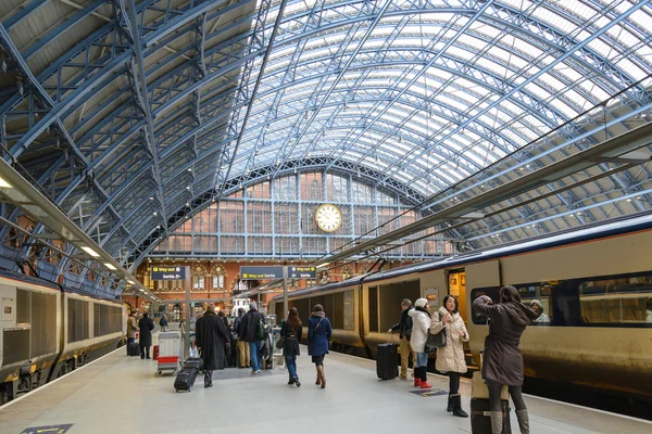 LONDRES - 15 DE MAIO: Os viajantes se apressam em 15 de maio de 2013 na estação de trem St. Pancras, em Londres. Com 26 milhões de viajantes anuais (2011-12) é uma das estações mais movimentadas do Reino Unido . — Fotografia de Stock