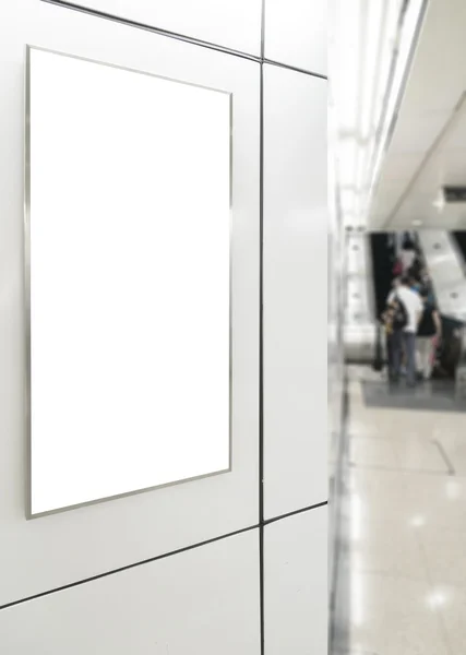 Um grande painel em branco de orientação vertical / retrato na estação de transporte público — Fotografia de Stock