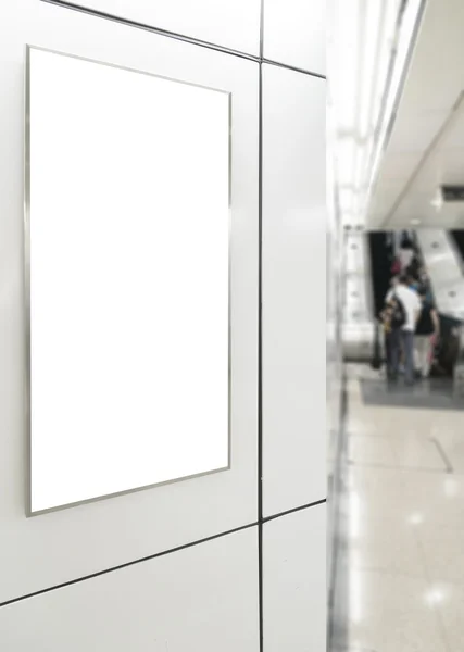 Un cartel en blanco vertical / vertical grande de la orientación del retrato en la estación del transporte público — Foto de Stock