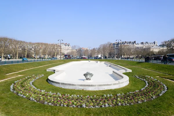 Paris, franz - mai 18: weite sicht auf champ de mars vom av. pierre loti am 18. Mai 2013, Frankreich. es ist eine große und beliebteste öffentliche Grünfläche in Paris. — Stockfoto