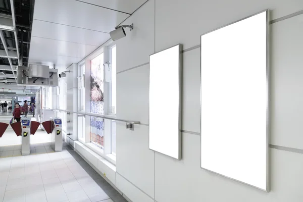 Deux grands panneaux d'orientation verticaux / portrait vierges sur mur gris moderne avec fond de porte — Photo