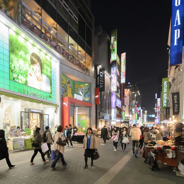 Seoul - 14 februari: myeong-dong neonlichten, 14 februari 2013 in Seoel, Zuid-korea. de locatie is de première van het district om te winkelen in de stad. — Stockfoto